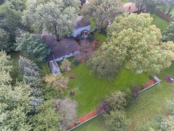 GORGEOUS BIG PRIVATE YARD!