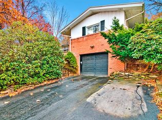 10 Waldorf Ln, Scranton, PA 18505