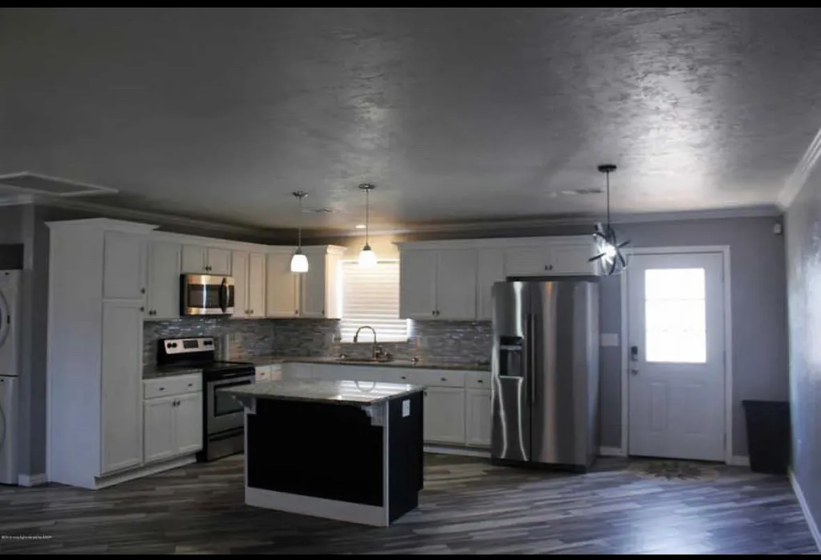 1303 Cooley Dr — Photo 3