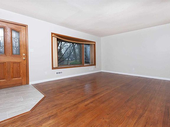 5th image of 9 Pebble Ln