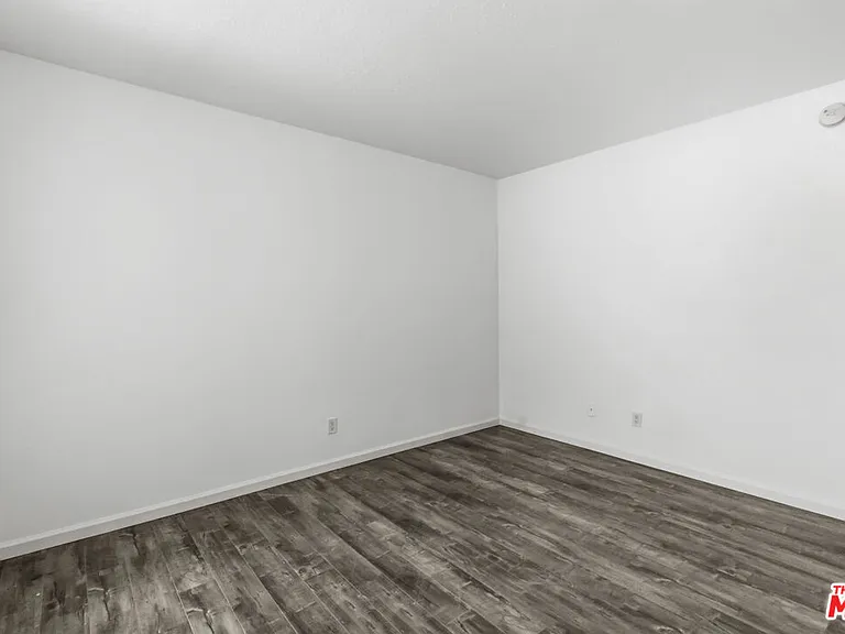 500 S Barrington Ave #2 — Photo 23