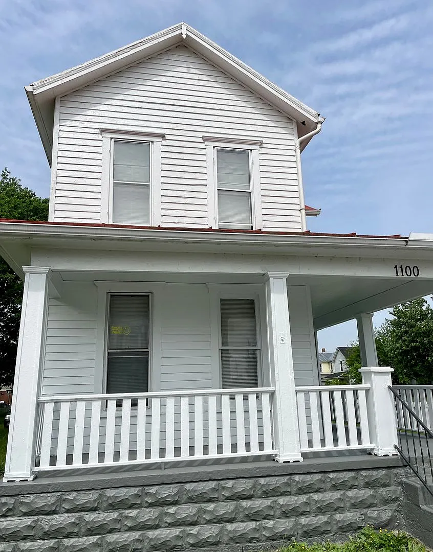 2 Bedroom Home with Garage! — Photo 1