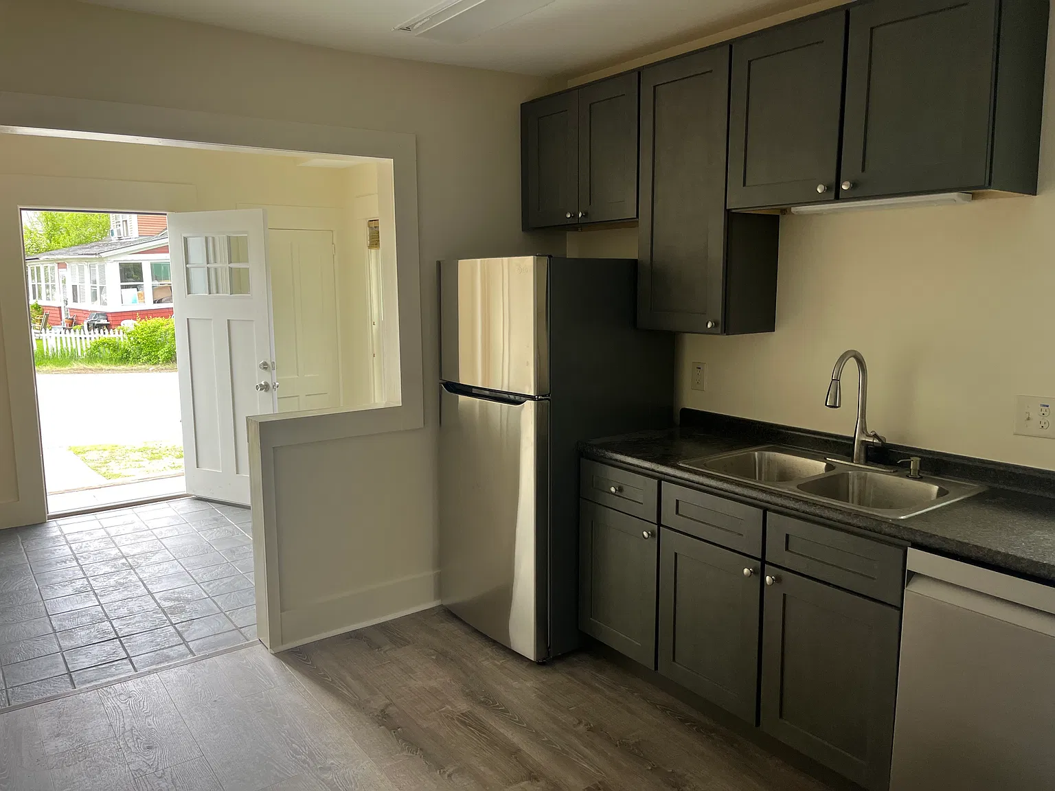 3 bed, 1.5 bath, 1250 sqft, $2,100 — Photo 3