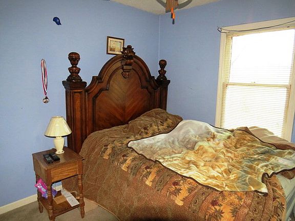 4th image of 1045 Hidden Valley Dr