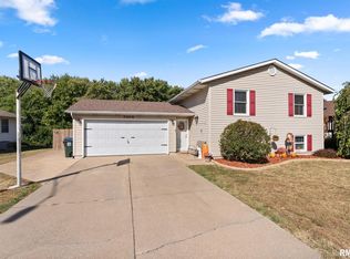 5406 Hillandale Rd, Davenport, IA 52806