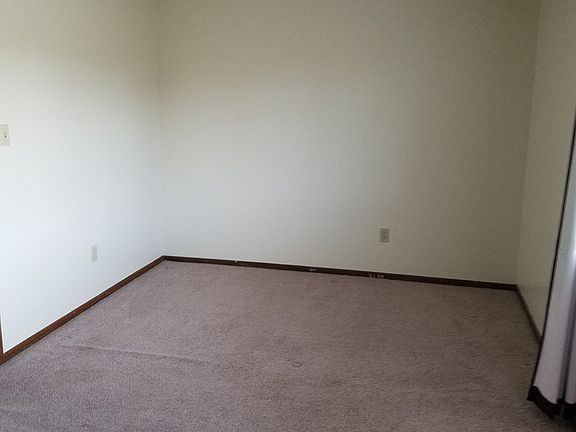 4th image of 1924 Meadow Dr APT 4