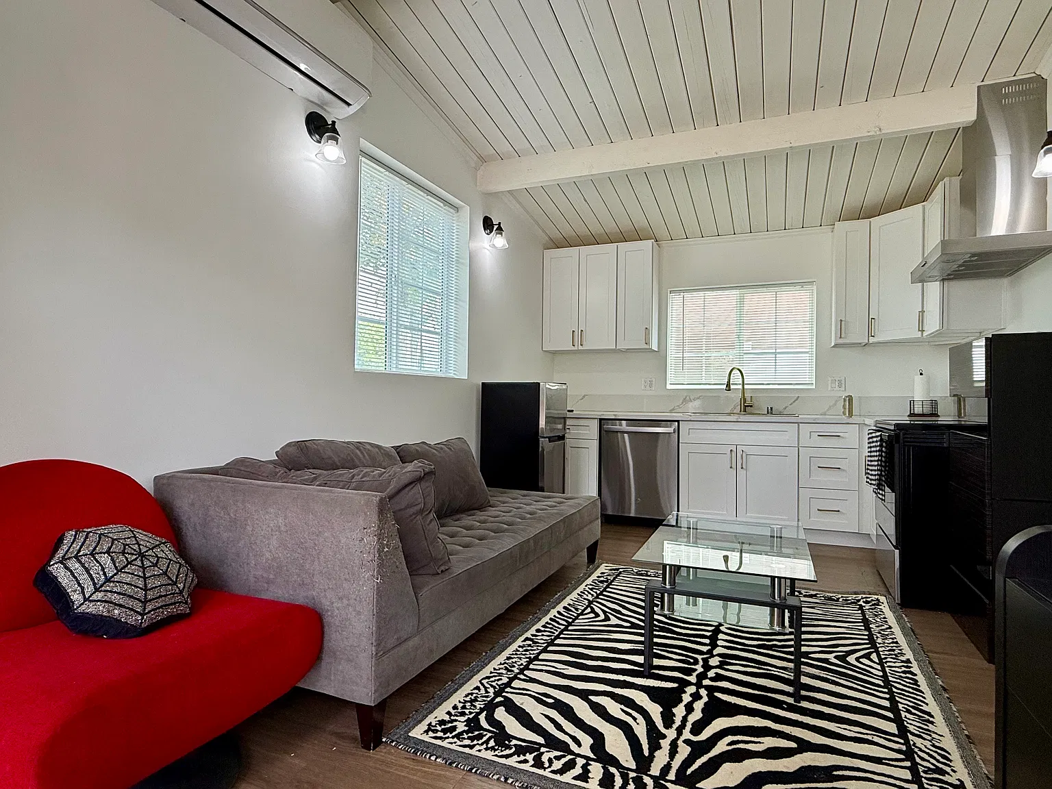 1 bed, 350 sqft, $1,700 — Photo 3