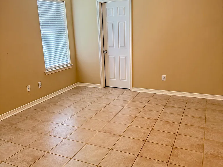 406 Belle Chase Ct S — Photo 4