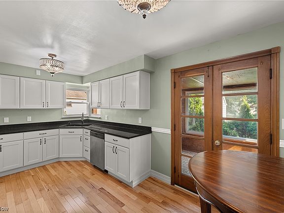 3rd image of 21356 Seabury Ave