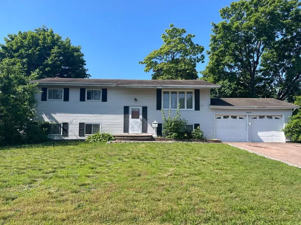 36 Clearview Dr, Wheatley Heights, NY 11798