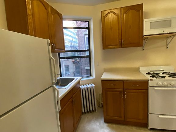 4th image of 367 W 35th St