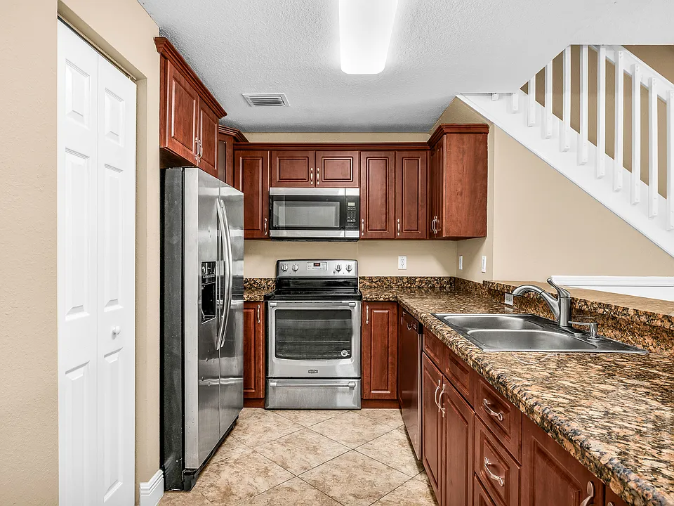 3727 NE 4th Ter