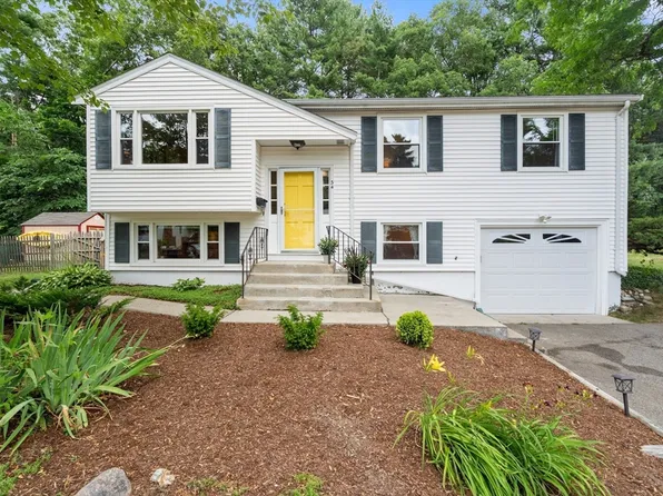 34 Monique Dr, Bellingham, MA 02019