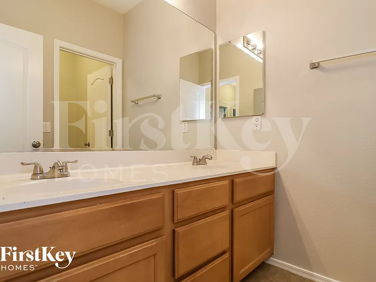 110 N 118th Ave — Photo 14