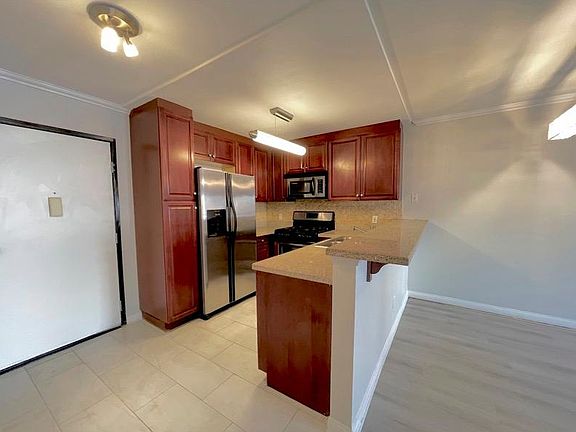 4th image of 5550 Owensmouth Ave APT 117