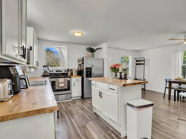 1237 Dickson Ave, Hanahan, SC 29410