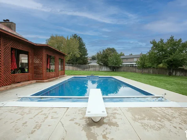 9650 S Buttonwood Dr E, Sandy, UT 84092