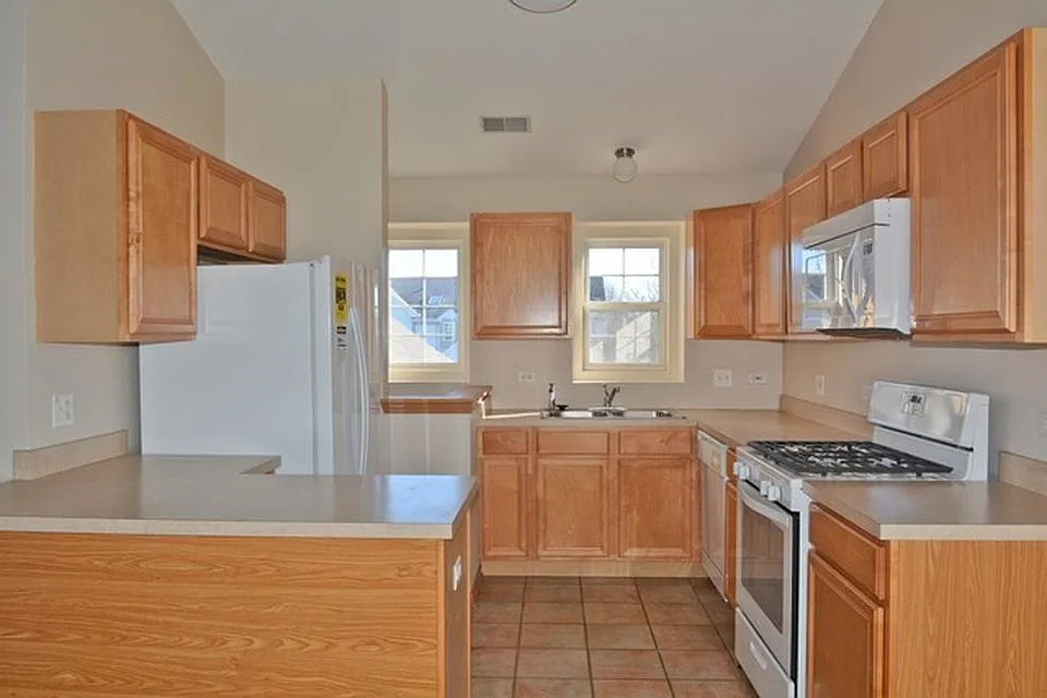 2 bed, 1240 sqft, $2,275 — Photo 3