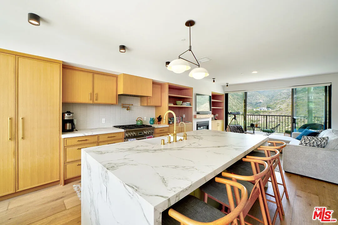 3 bed, 3.0 bath, 1599 sqft, $7,950 — Photo 3