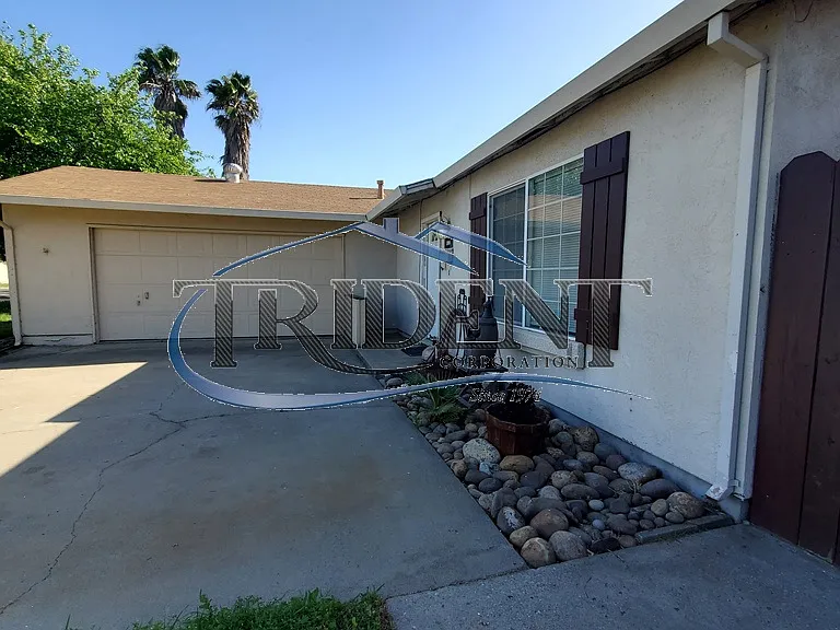 2404 Edwards St — Photo 14