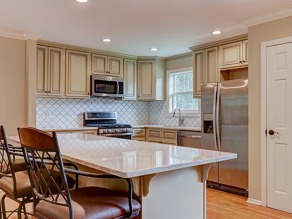 4th image of 1306 Cherry Tree Ln