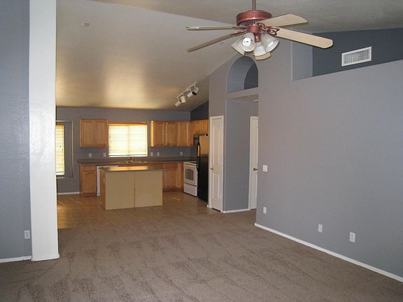 4th image of 905 E Blackhawk Dr