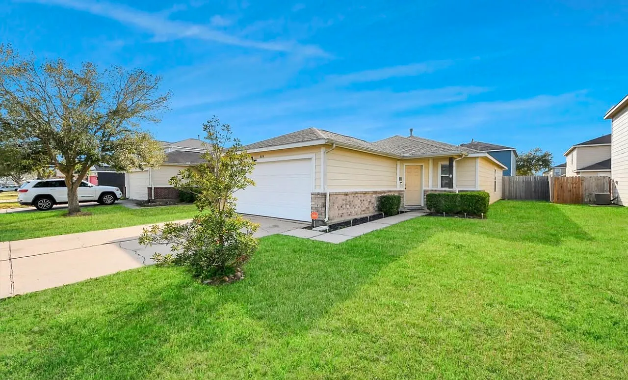 3 bed, 1200 sqft, $1,836 — Photo 3