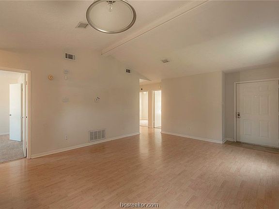 5th image of 2513 Hickory Dr