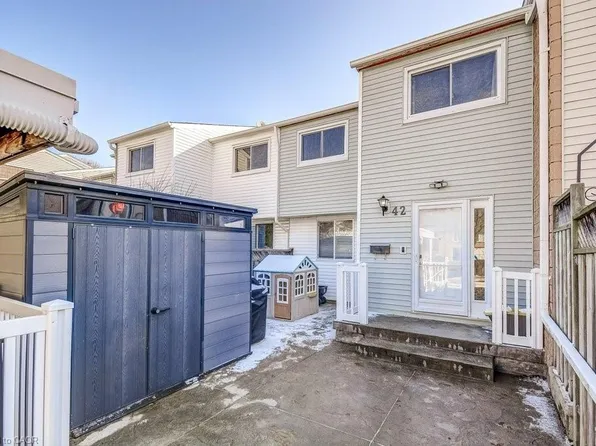 42 Frobisher Ct, Cambridge, ON N1R 6Z5