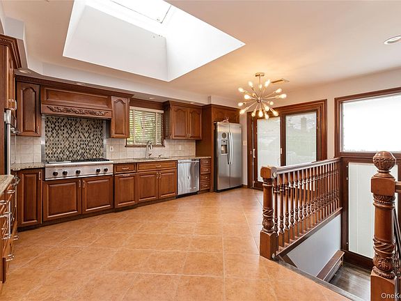 5th image of 655 Diane Pl