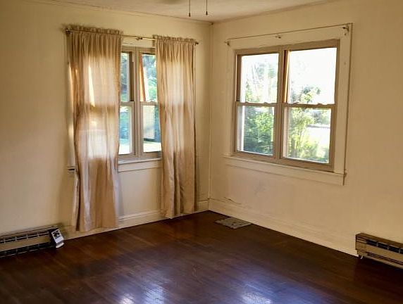4th image of 313 Railroad Ave NE