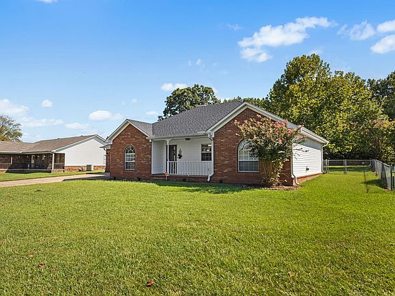 3rd image of 15 Red Oak Dr