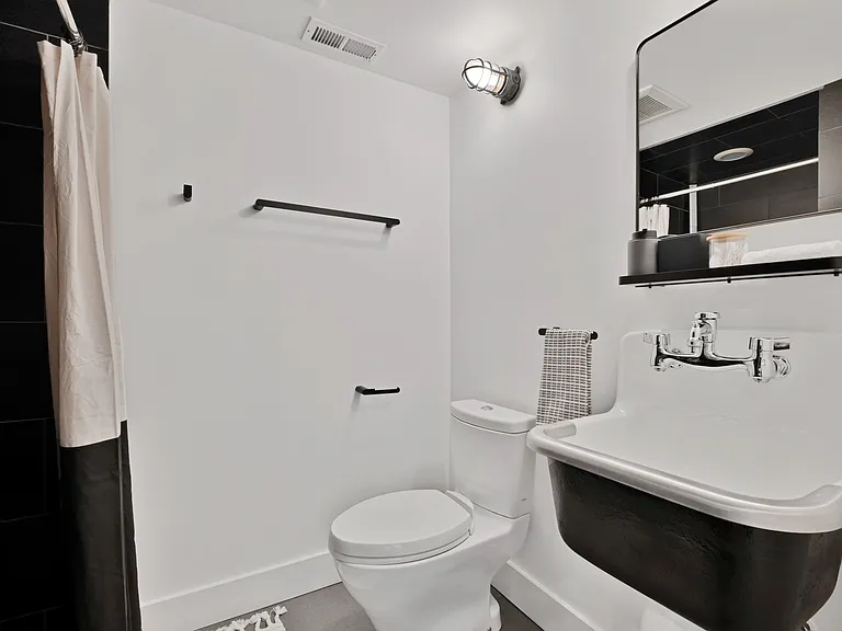 1738 N Hoyne Ave — Photo 37