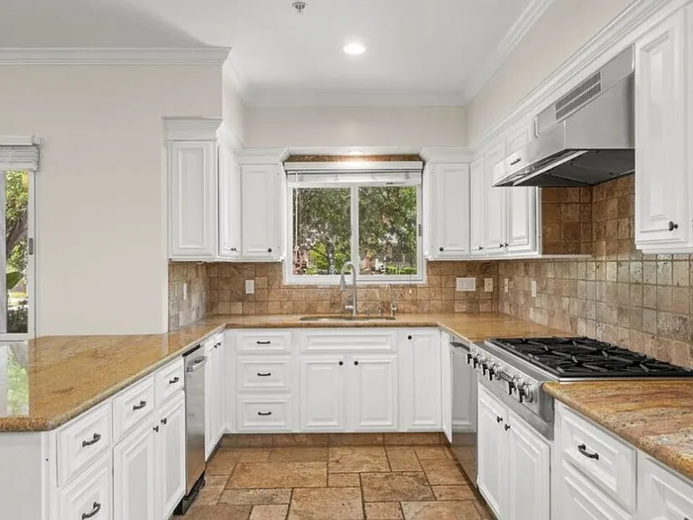 10616 Kinnard Ave #101 — Photo 9