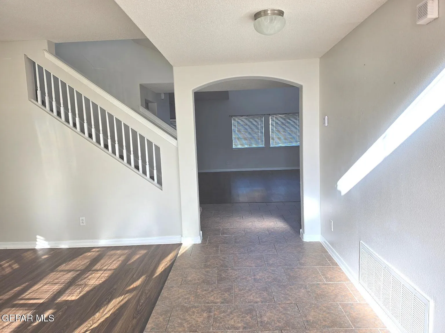 4 bed, 2.5 bath, 2752 sqft, $2,000 — Photo 2
