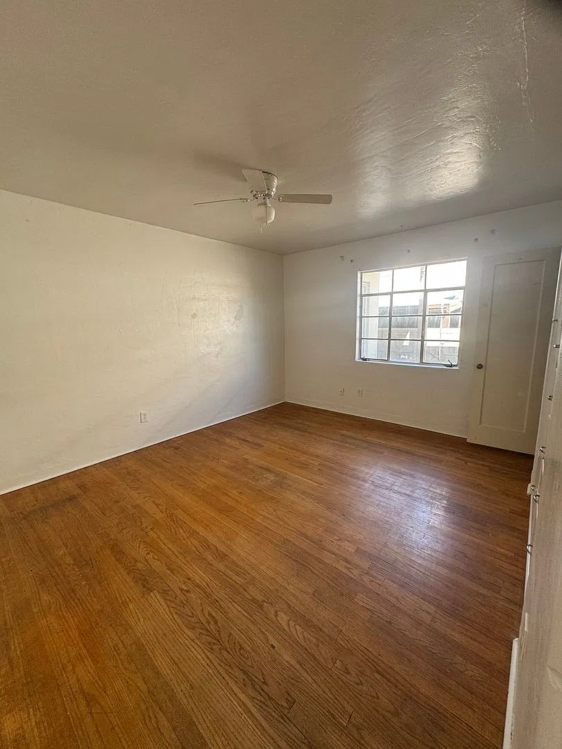 Charming 2-Bedroom Nob Hill Duplex with Sunroom and Garage! — Photo 3