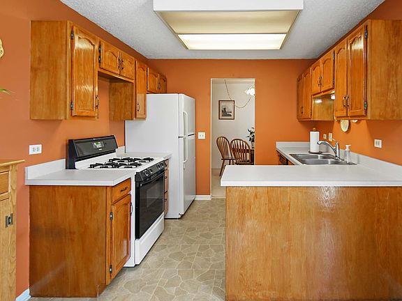 5th image of 5S541 Paxton Dr APT A