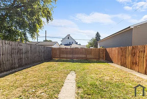 1418 Mott Ave — Photo 13