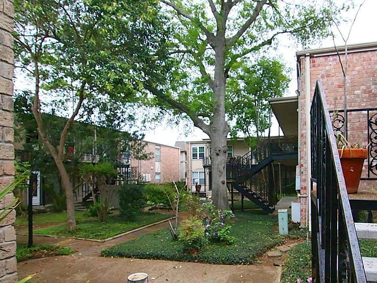 5550 N Braeswood Blvd #136 — Photo 2