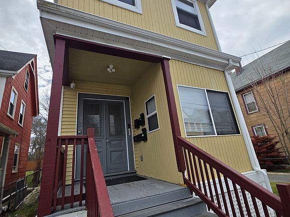 3rd image of 81 Ruthven St #1