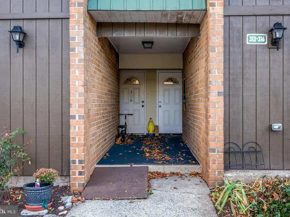 313 Meadowview Ln #313, Mont Clare, PA 19453