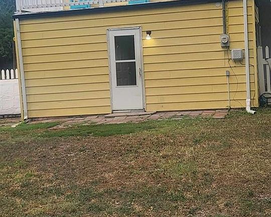 3rd image of 900 Custer St