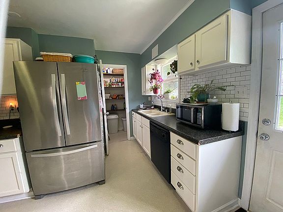 3rd image of 615 Peachtree Ln