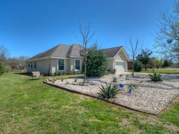 110 Kaeleku Ln, Bastrop, TX 78602