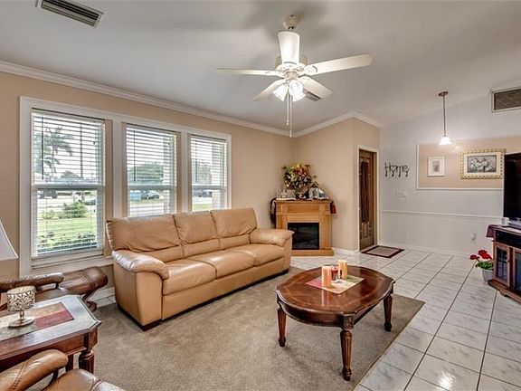4th image of 320 SE Santa Barbara Pl