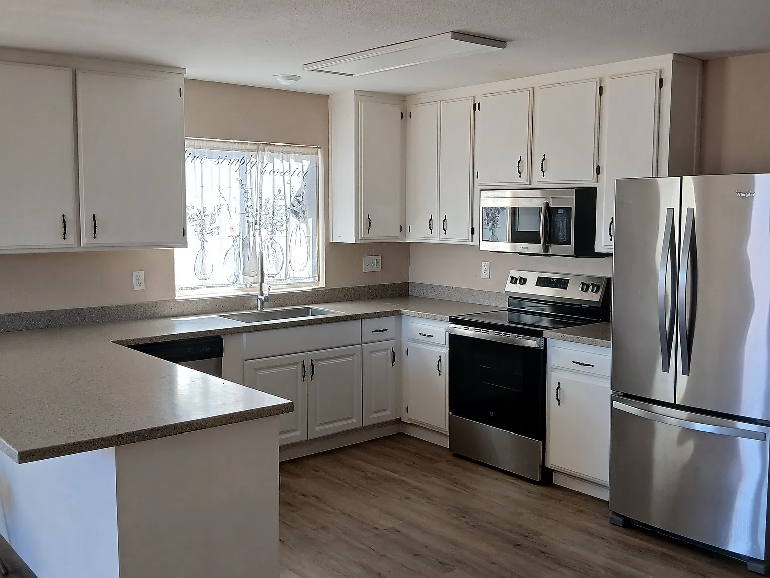 3 bed, 1050 sqft, $2,100 — Photo 2