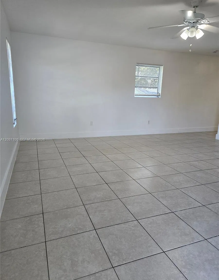 Biscayne Court — Photo 4