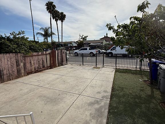 4th image of 3738 Menlo Ave