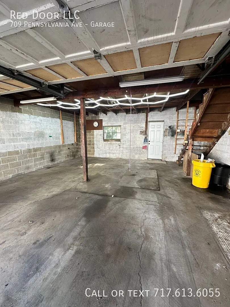 Large 2 Bay Garage for Rent — Photo 1