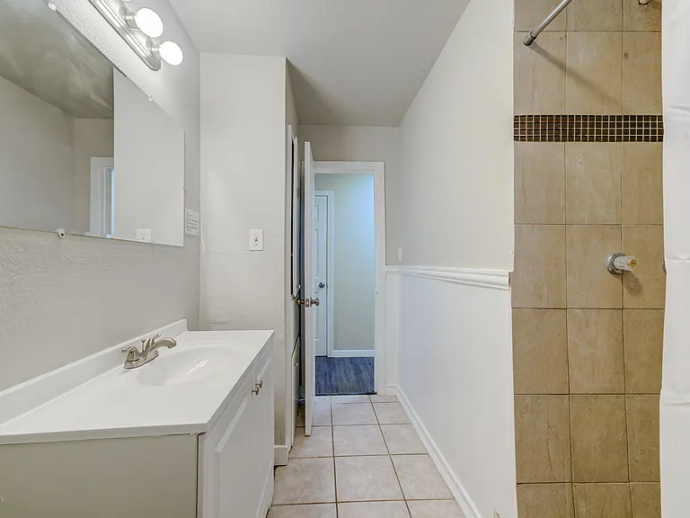 Thornwood Dr — Photo 7